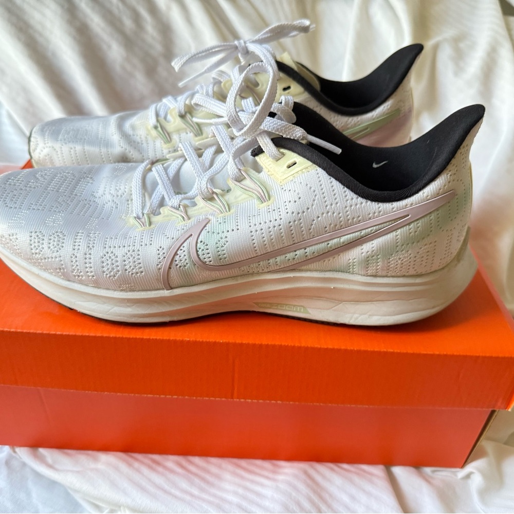 Nike air zoom Pegasus trainers, Athletic Shoes with Streamlined Design size 10
